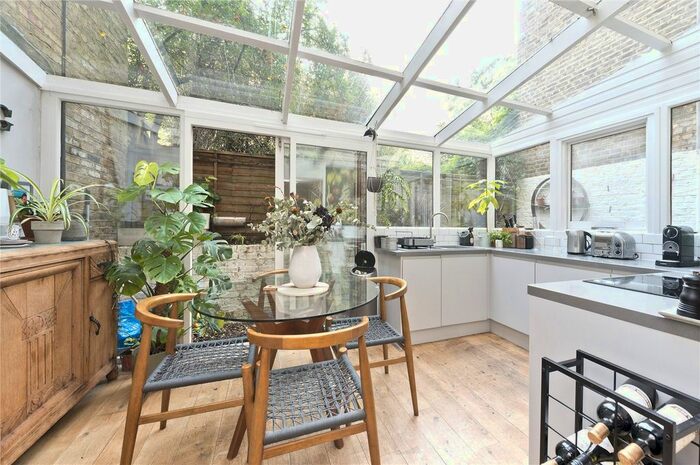 2 Bedroom Flat To Rent In Bassett Road, London, Uk, W10