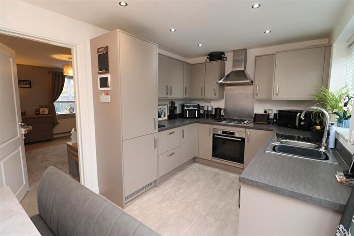 3 Bedroom Semi Detached House For Sale In Haddon Close, Brough, HU15