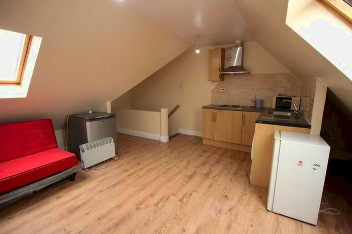 1 Bedroom Studio Flat To Rent In South Road, Southall, UB1