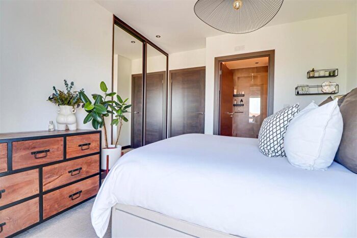 2 Bedroom Flat For Sale In Fairfax Drive, Westcliff-On-Sea, SS0