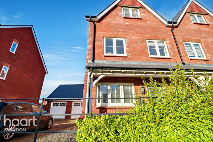 3 Bedroom Semi-Detached House For Sale In William Morris Way, Swindon, SN25