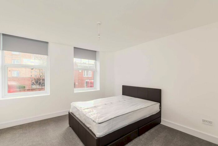 2 Bedroom Flat To Rent In Wandsworth Road, Vauxhall, London, SW8