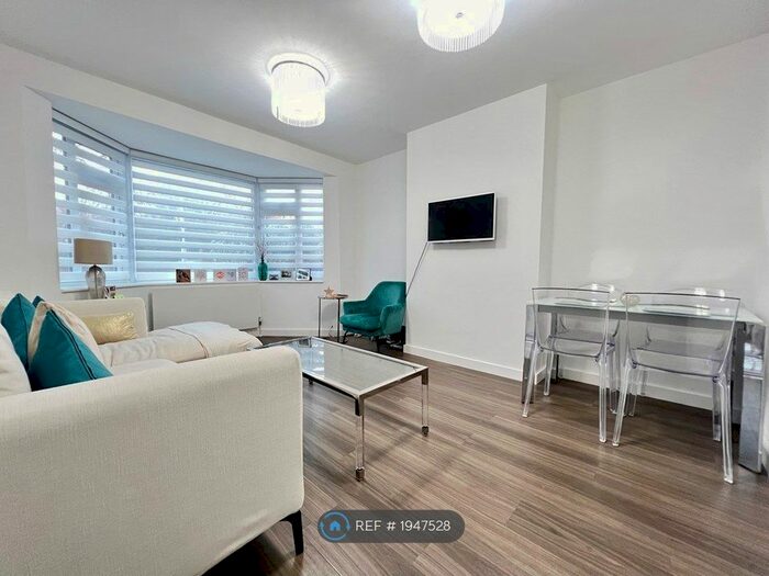 2 Bedroom Flat To Rent In Clayhall, Ilford, IG5