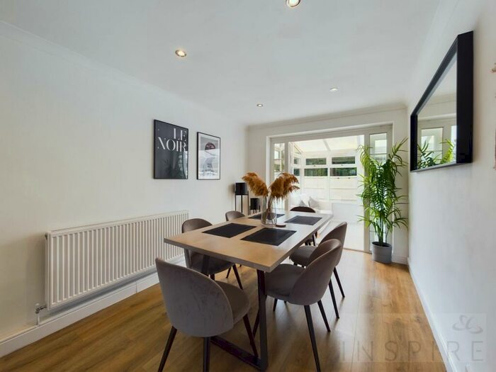 3 Bedroom End Of Terrace House For Sale In Lyndhurst Close, Crawley, RH11