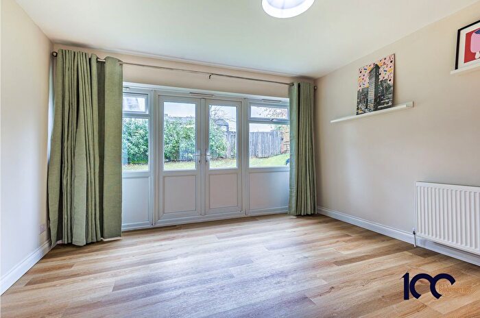 2 Bedroom Flat To Rent In Palace View, London, SE12