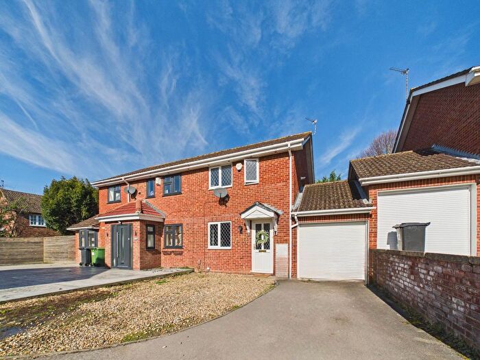 2 Bedroom Terraced House For Sale In Calshot Place, Calcot, Reading, RG31