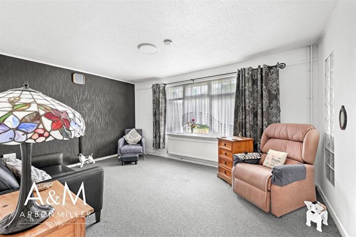 1 Bedroom Bungalow For Sale In Marlowe Close, Barkingside, IG6