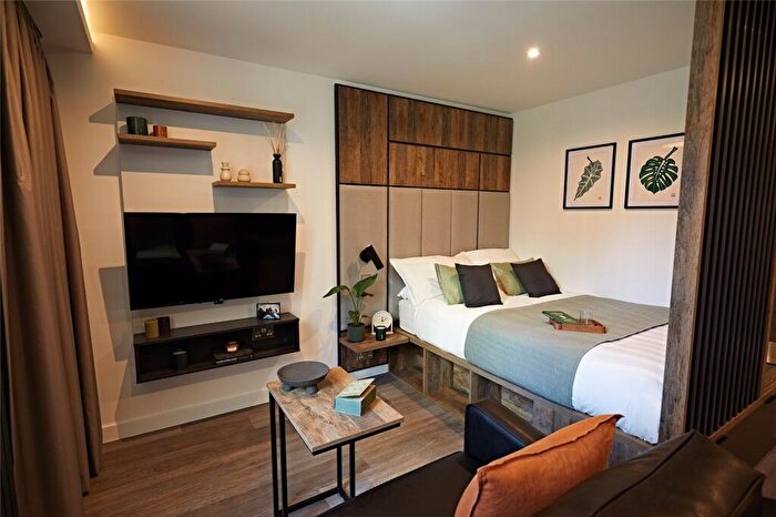 Apartment To Rent In Apt, Live Oasis St Albans Place #, LS2