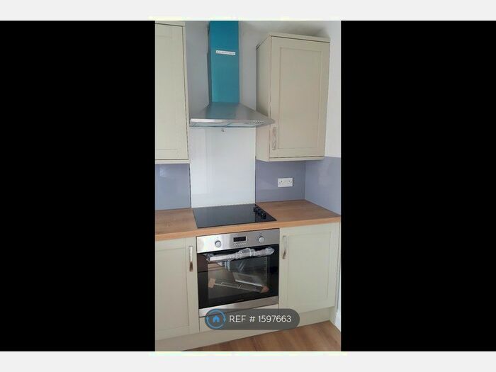 2 Bedroom Flat To Rent In Above High Street, New Forest, SO43