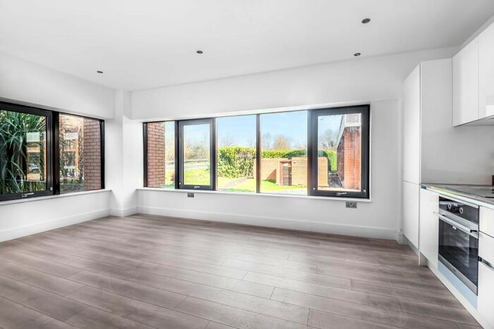 2 Bedroom Flat To Rent In Newbury, Berkshire, RG14