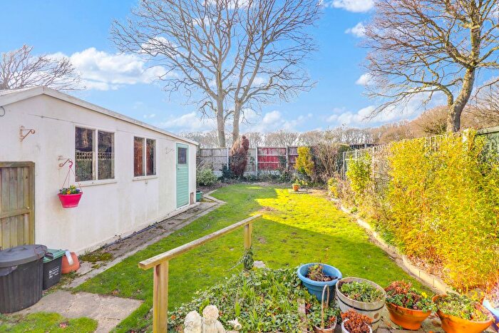 2 Bedroom Chalet For Sale In Lewes Way, Benfleet, SS7