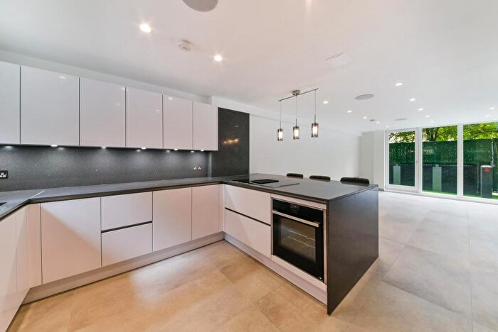 3 Bedroom Apartment For Sale In Naylor Building East, Aldgate Triangle, London, E1