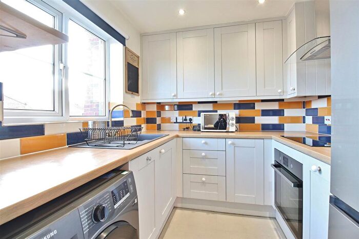 2 Bedroom Flat To Rent In Bankside Close, Isleworth, TW7