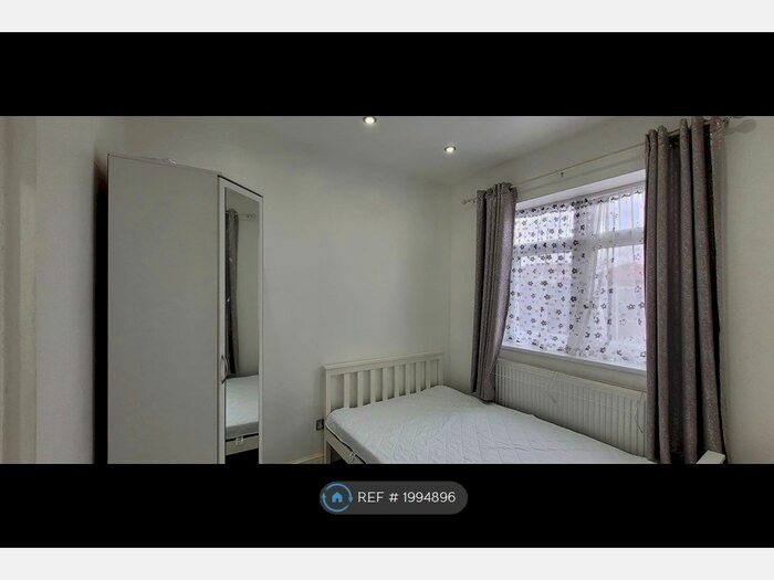 Studio To Rent In Lincoln Avenue, Romford, RM7