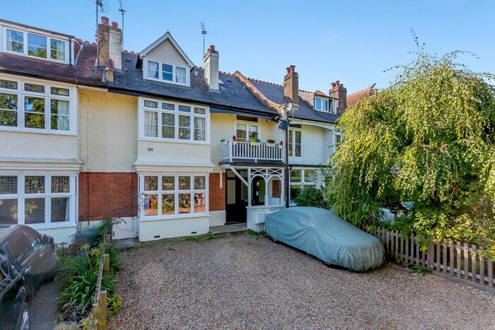 2 Bedroom Flat To Rent In Elmers Drive, Teddington, Middlesex, TW11