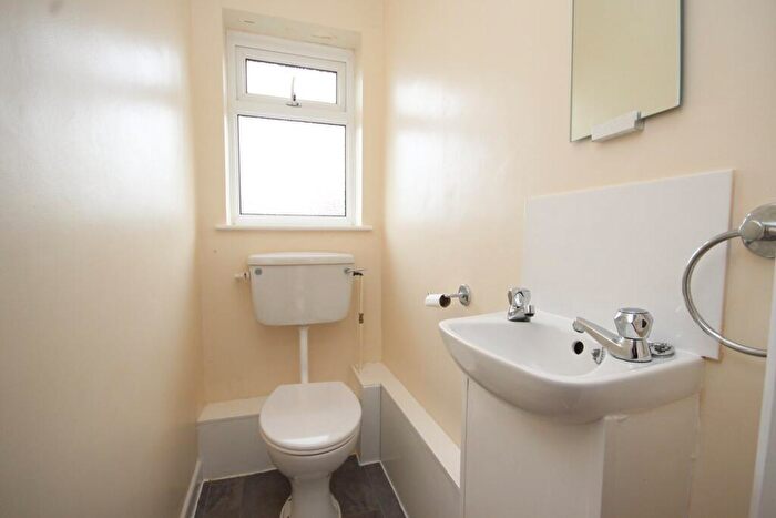2 Bedroom Apartment For Sale In West Cliff Road, Bournemouth, BH4