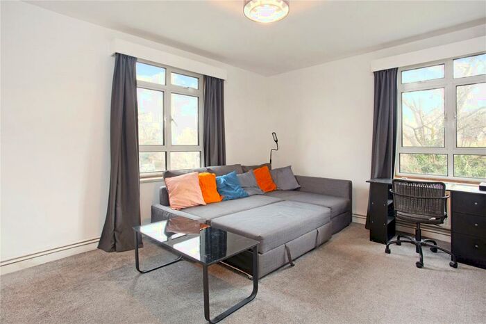 3 Bedroom Apartment To Rent In Castelnau, London, SW13