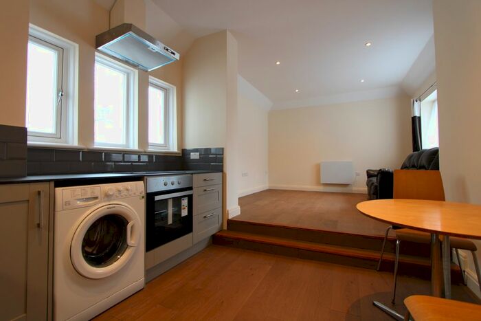 2 Bedroom Flat To Rent In Clifford Avenue, Richmond Upon Thames, SW14