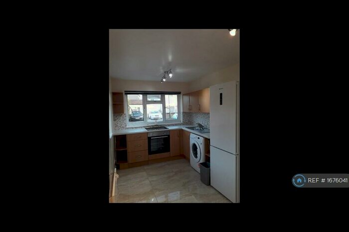 1 Bedroom Flat To Rent In Marina Way, Slough, SL1