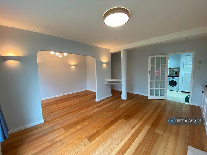 2 Bedroom Flat To Rent In Ascot House, London, SE26