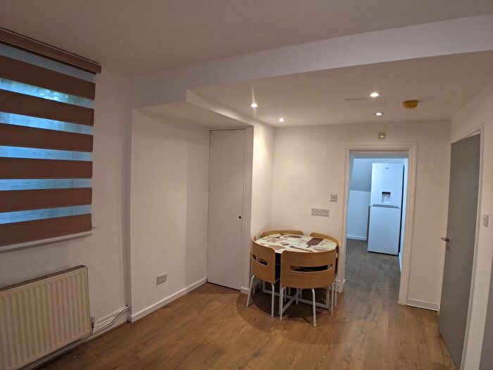 2 Bedroom Flat To Rent In Swinton Grove, Manchester, M13