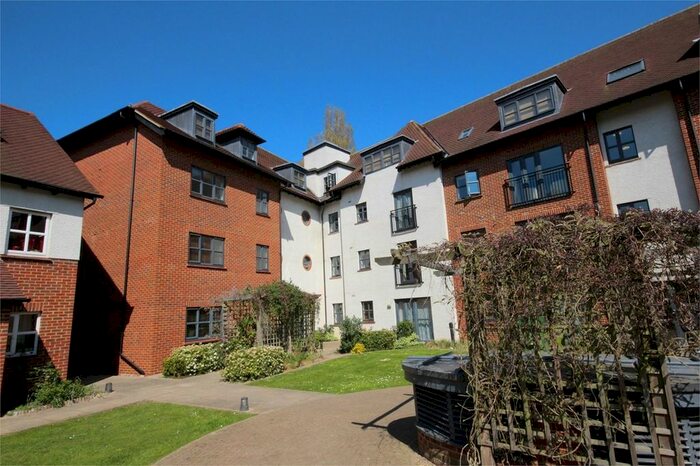 2 Bedroom Flat To Rent In Dunkerley Court, Birds Hill, Letchworth Garden City, SG6