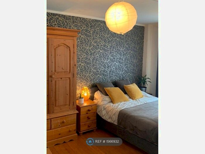 3 Bedroom Flat To Rent In Streatleigh Court, London, SW16