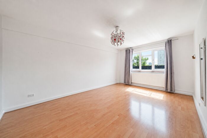 2 Bedroom Flat For Sale In Commercial Road, London, E1