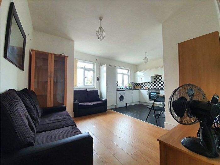 2 Bedroom Flat For Sale In Coldharbour Lane, Hayes, Middlesex, UB3