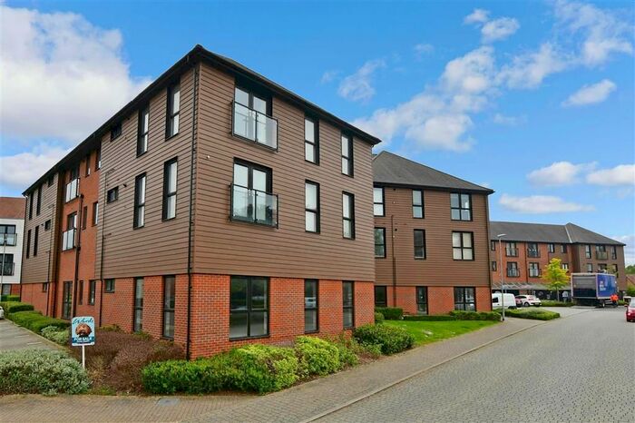 2 Bedroom Flat For Sale In Charlotte Way, Leybourne, West Malling, Kent, ME19
