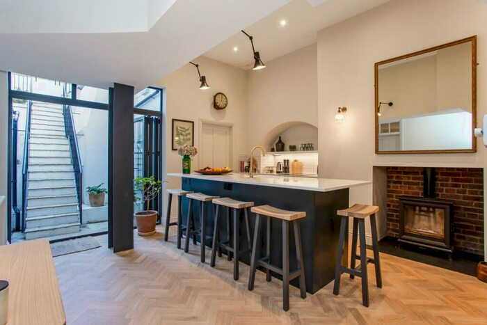 3 Bedroom Flat To Rent In Bristol Gardens, BN2