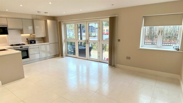 2 Bedroom Flat To Rent In Alexander Grove, Kings Hill, ME19