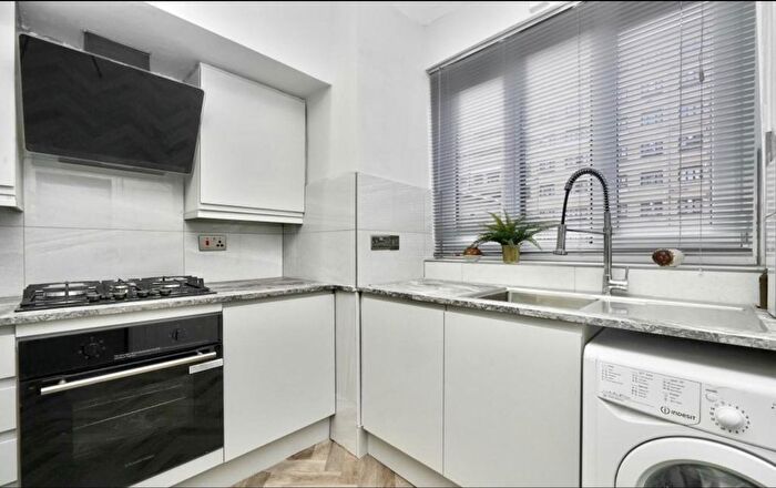 3 Bedroom Flat To Rent In Patten House, Green Lanes, N4