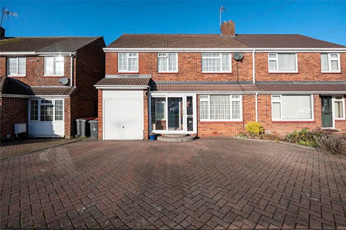 4 Bedroom Semi Detached House For Sale In Hadrian Avenue, Dunstable, Bedfordshire, LU5