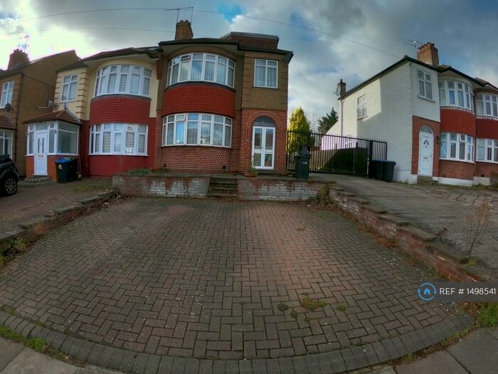 4 Bedroom Semi-Detached House To Rent In Oakwood Avenue, London, N14