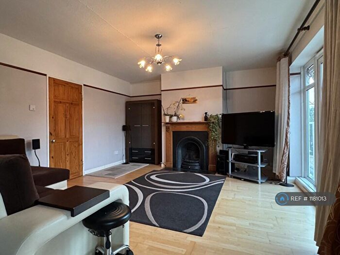 2 Bedroom Flat To Rent In Southend Close, London, SE9