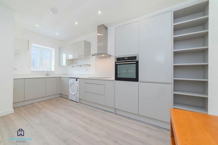 2 Bedroom Flat To Rent In Friern Barnet Road, London, N11