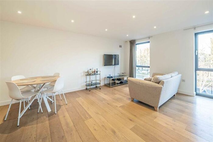 2 Bedroom Flat For Sale In Kings Avenue, Clapham, SW4
