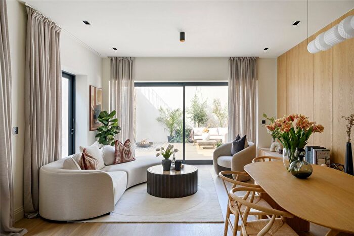 3 Bedroom Flat For Sale In Creswick Road, London, W3