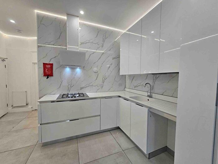2 Bedroom Flat To Rent In A Mansfield Road, IG1