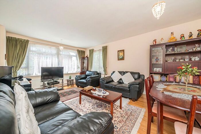 2 Bedroom Flat For Sale In Daylesford Avenue, London, SW15