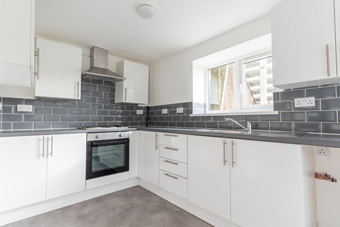 2 Bedroom Cottage To Rent In Wind Street, Blaenllechau, CF43