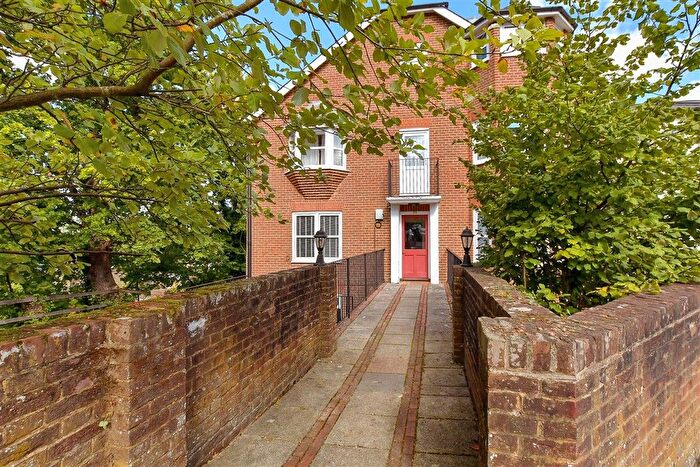 1 Bedroom Flat For Sale In Upper Bridge Road, Redhill, Surrey, RH1