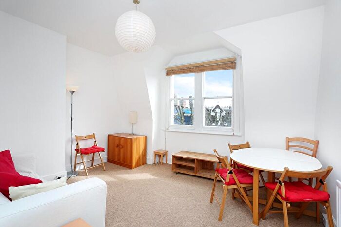 2 Bedroom Apartment To Rent In Whitehall Park, Archway, N19