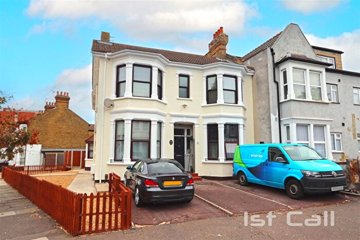 2 Bedroom Flat For Sale In Lancaster Gardens, Southend-On-Sea, SS1