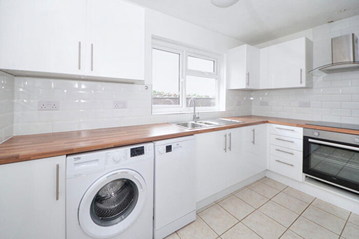 2 Bedroom Flat To Rent In The Wells, Southgate, N14