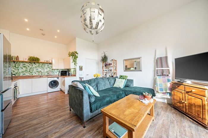 2 Bedroom Flat For Sale In Wey Corner, Walnut Tree Close, Guildford, GU1