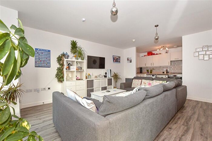 1 Bedroom Flat For Sale In Sir John Fogge Avenue, Ashford, Kent, TN23