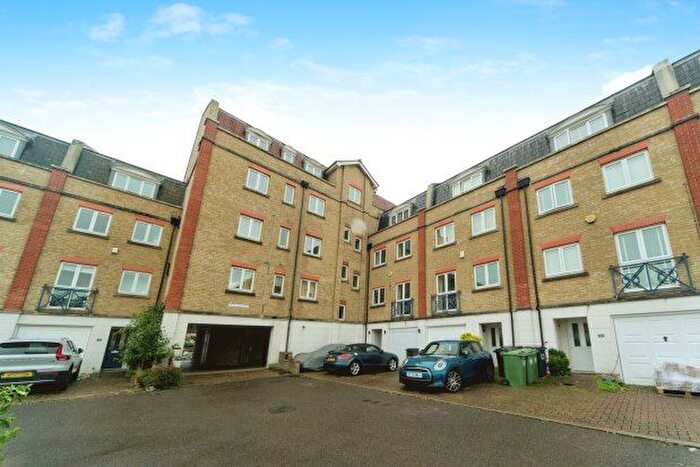 2 Bedroom Flat To Rent In The Piazza, Eastbourne, BN23