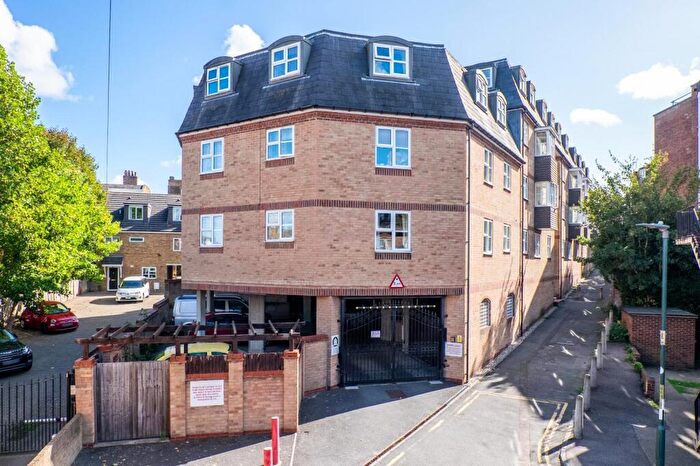1 Bedroom Flat For Sale In Gravel Walk, Rochester, ME1